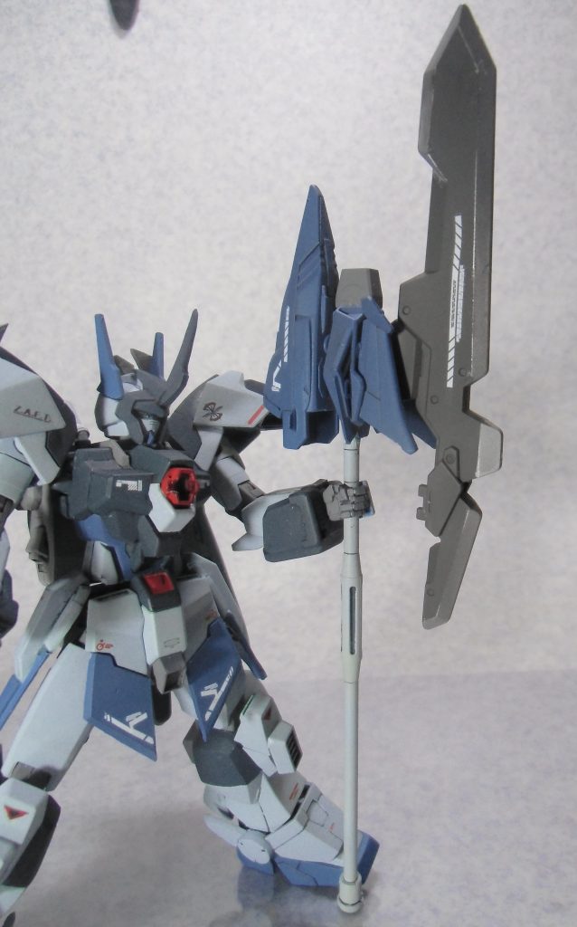 メインの武装は大型の斧となります。
シルエットフライヤーと鉄血MSオプションセット6のブレードパーツを組み合わせて作成。