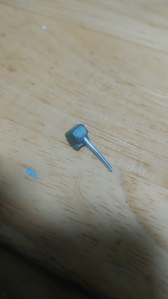 頭部の可動域を確保する為、RGトールギスを参考に顎部分のパーツを切り離してパテで肉抜きを埋めてリード線を刺しています