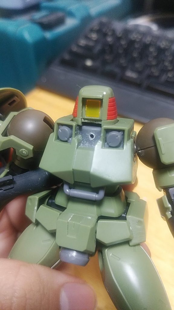 襟側には内側のダボ穴に合わせてピンバイスで穴をあけて顎パーツを差し込み、頭を回す時は少し顎を引き出して回します。