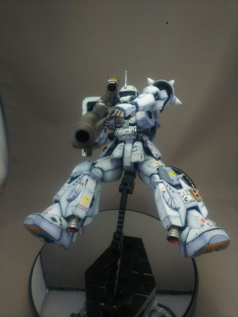 機動力がいかにも高そうなこのザクですが、ジャイアントバズーカの構えがばっちり決まります。