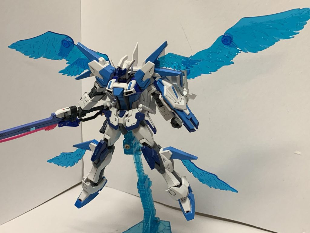 【エクシル120%稼働状態】
ヘヴンズストライカーWからのエネルギー放出を行うことで、最大限の120%の力が発揮できる。
100%時の2倍のスピードで運用することができ、かつ出力も2倍まで跳ね上がる。
その姿はまさに
「蒼き翼の守護者」
と名付けられるほど美しく、敵軍からは恐れられる。