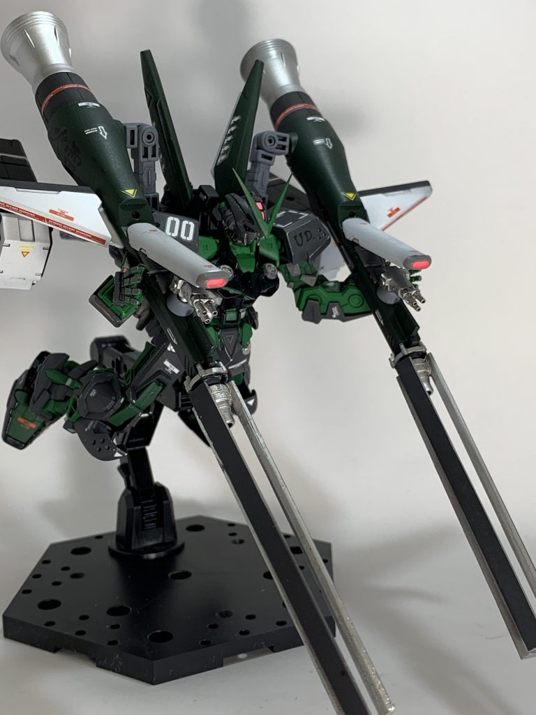 無重力下イメージ。大型バーニアと、横に伸びたスラスターのおかげで飛行ポーズもそれなりに様になります。