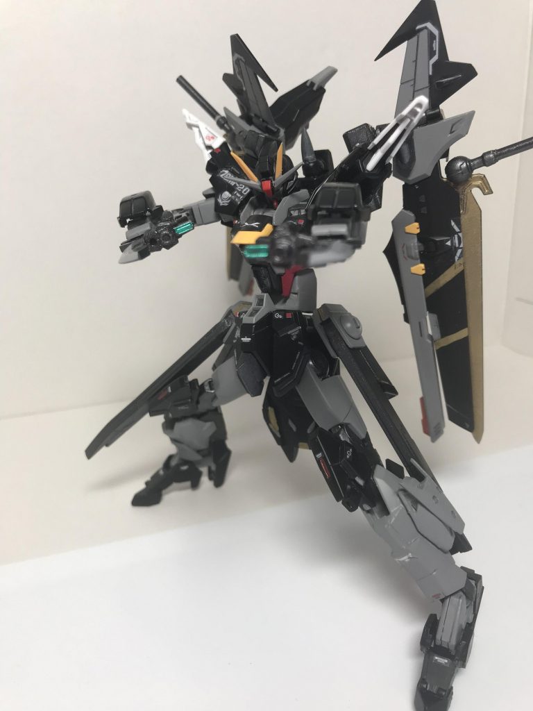 ショートビームライフルで!下に剣が付いていてよくゲームとかでノワールが剣さしながらライフルを連射してたのでそれがこれ一個で出来るようにしました!(語彙力なくてすみません...エクバの多分N格か前格だと思います。間違ってたらすみません)
ライフルはトールストライクからです!!