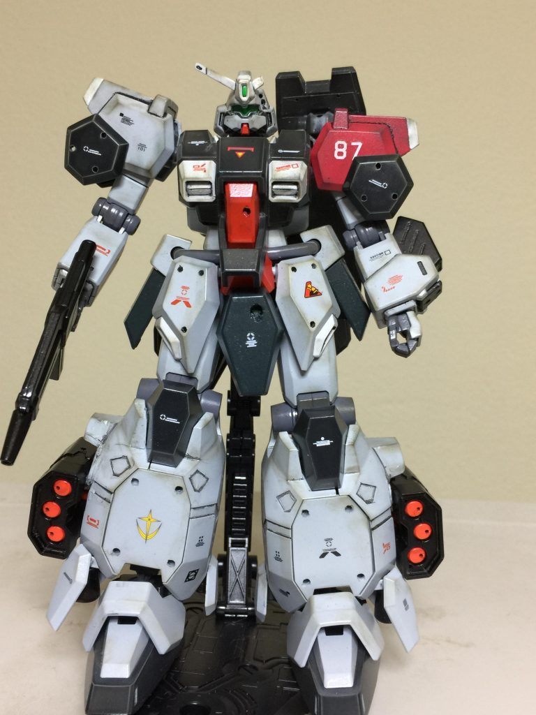 グスタフ・カールの正面 アピールショット!
武装が ジェガンのビームライフル・
ビームサーベル 2本・左腕の グレネード・
ランチャーだけでしたので
両足に ビルダーズパーツの ミサイルポッドを 取り付けました。