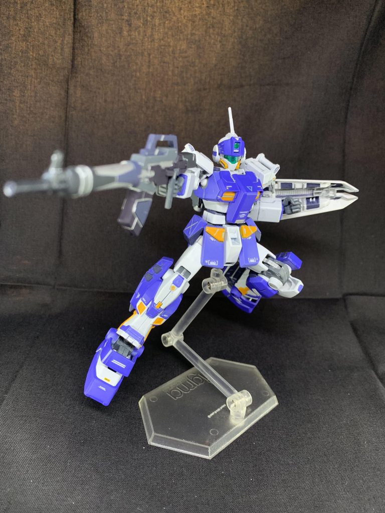 ライフルを構えるポーズ。ライフル的にはあんまりこういったポーズはアレかもしれませんね。