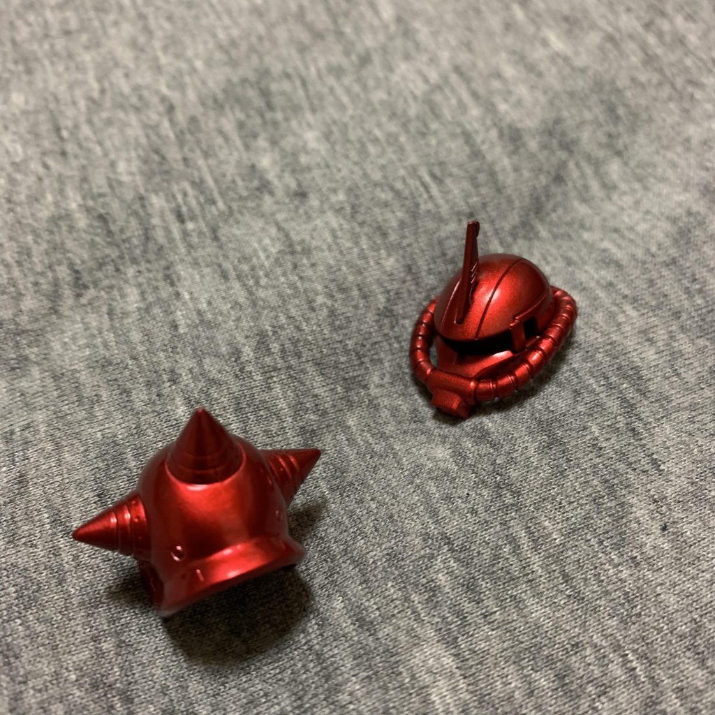 赤い部分は下地を消さないでなるべく濃く発色してくれるように塗り重ねました。