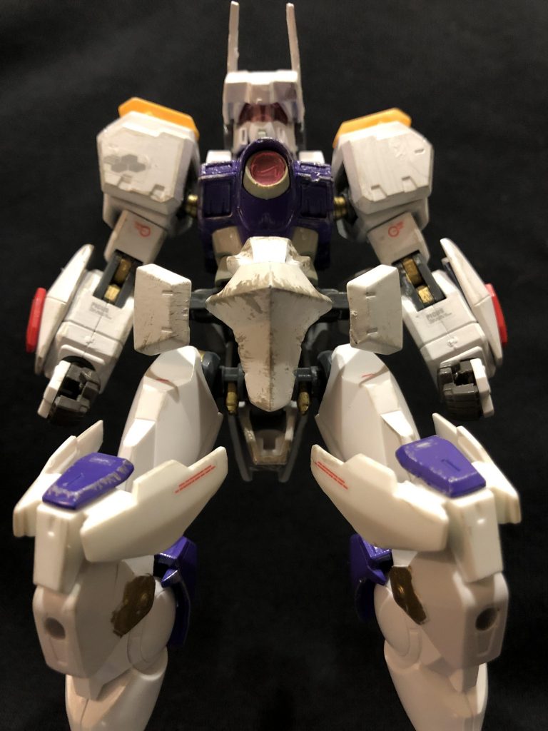 正面アップ。今回初めて関節にゴールド塗装を施しました。カッコよすぎですね。男はモテたかったら関節を金色にしましょう。膝上の紫色部分はスタンガンとして機能し、敵機に接近された場合、膝蹴りと共に動きを止めることが可能です。また、今回初めて青と赤の2色のデカールを使いました。