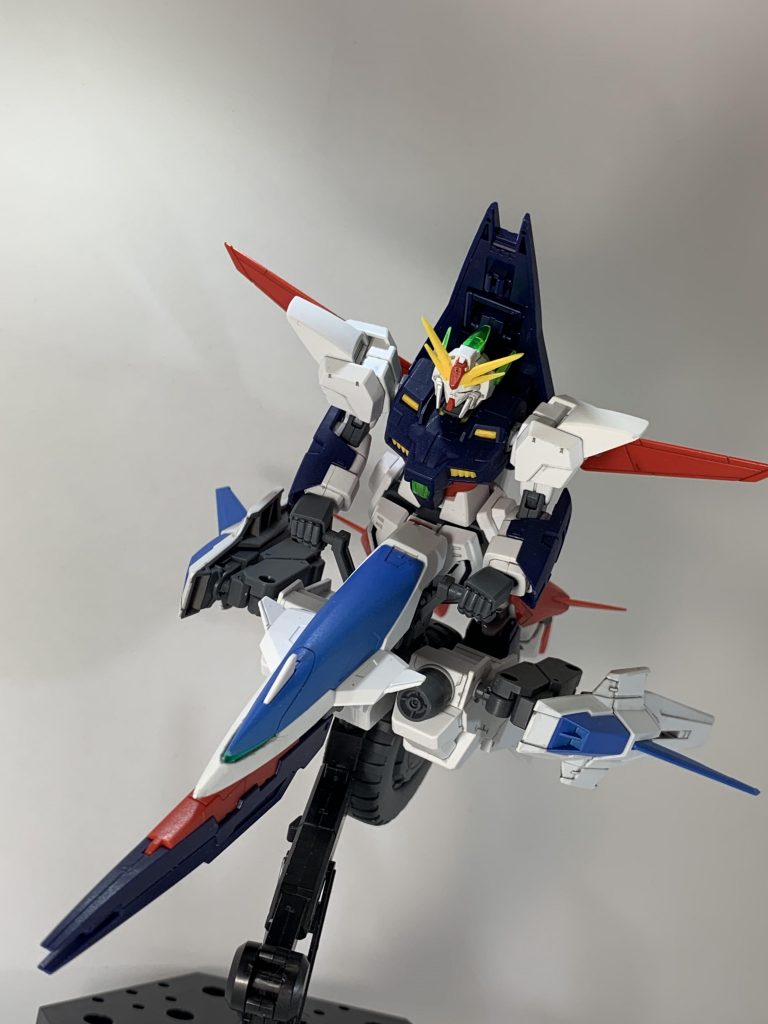 本来バスターライフルが接続されるジョイントに、ライフルをつけられます。ちょっと渋くしただけで、無改造で取付可。