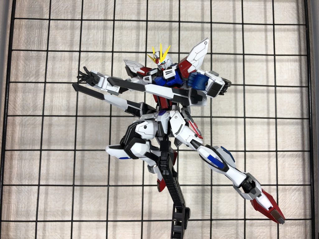 ユニバースブースター、キャノン部分はプラ板で自作
形状は大きく変え、プラフスキーウイング等々のジョイントは考慮しない代わりに薄く作り、フリーダムのキャノン砲、バラエーナをモチーフにデザインしました