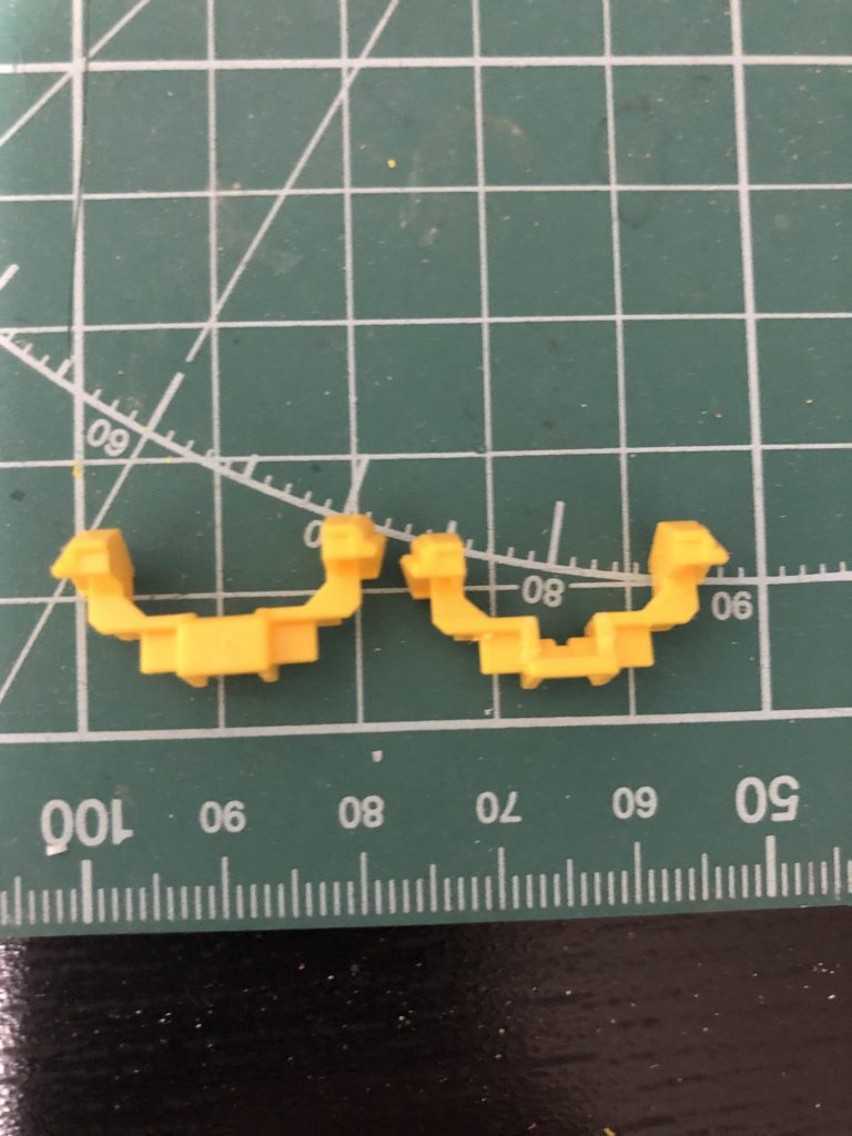 肩アーマー接続パーツがボールジョイントに干渉するため少しくり抜いてます。
右が加工後。