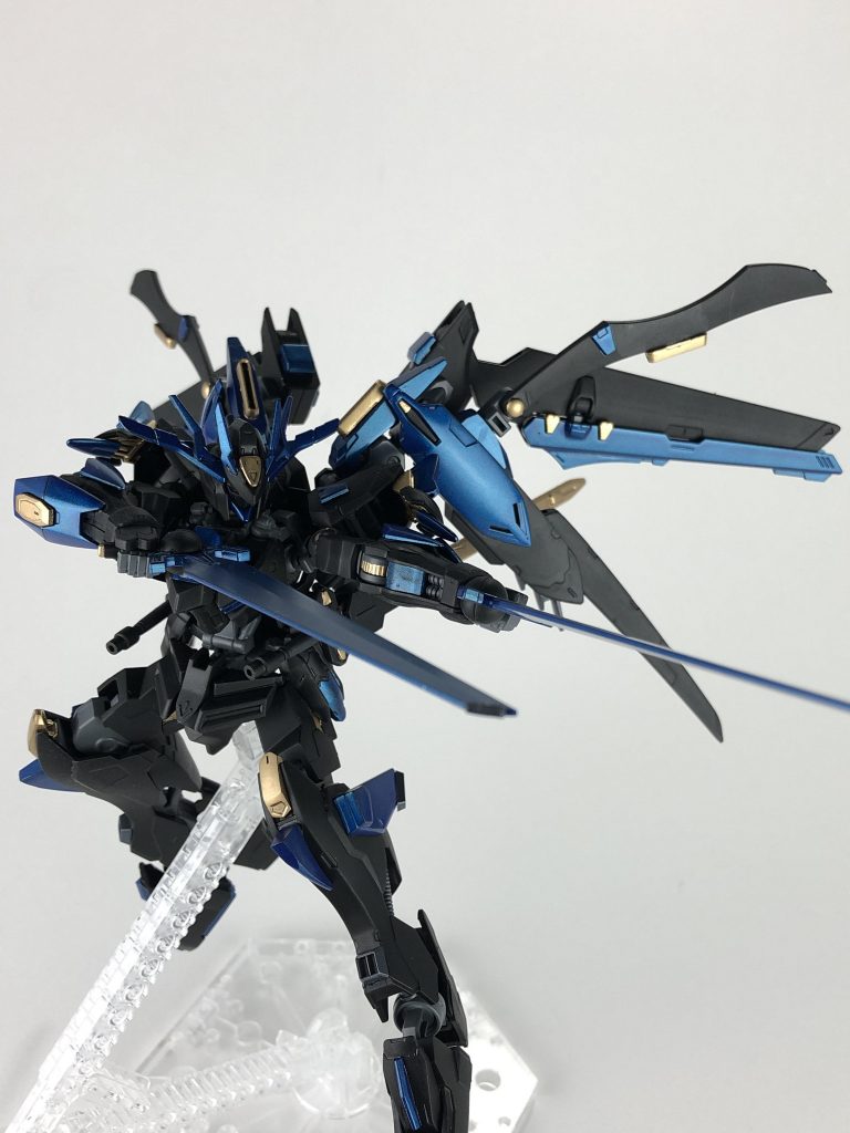 背部ブースター兼ビームソードライフル・「ヌービルム」。ストライカーサイズの刃を無くし(刃は副翼として使用しています)、ビーム発射口を追加しました。背部に装着時はブースターとして機能しています。
ヌービルムはラテン語で「曇天」の意味です。