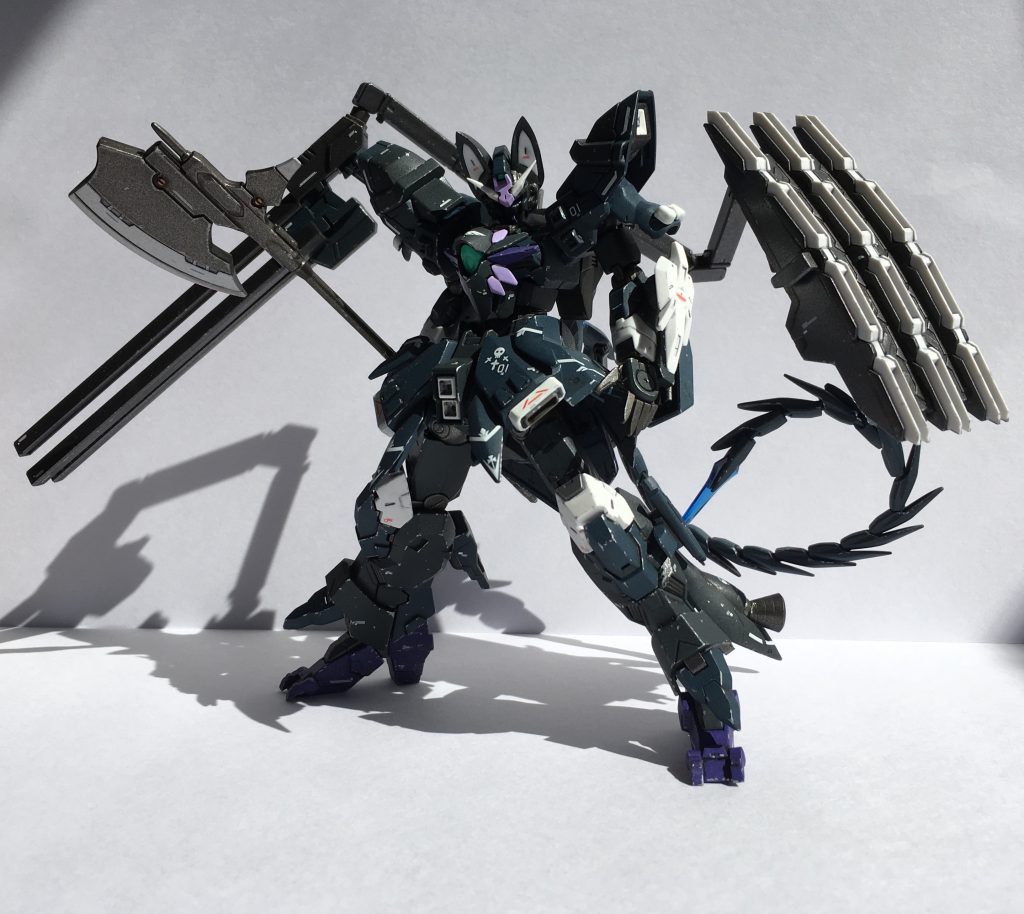 威圧感のある重装形態…ゴツい見た目で相手に恐怖を煽ります。