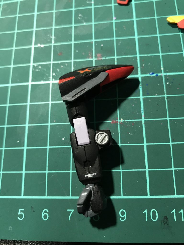 グレイブニール接続部もマイナスモールドでディテールアップ。