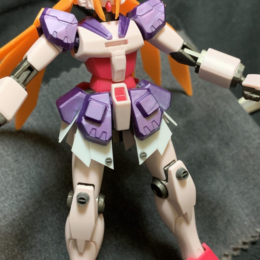 ひらひらしたスカートの雰囲気を出す為にプラ板でリボンと共に作成しました。