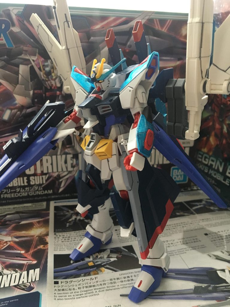 2回目の投稿です。
今回投稿はアメジングストライクフリーダムガンダムをベースにしたブラストストライクフリーダムガンダムです。
カスタムポイントはできるだけバックパックに干渉しないように肩の部分、ビームサーベルの収容部分を余剰パーツである元のストライクフリーダムガンダムのもの、バックパックの左右に展開するヴレイブドラグーンをジェガンブラストマスターのサテライトキャノンに変え、頭部の白アンテナ、肩の上半分、腕のビームシールド部分、ビームキャノンをメタリックブルー、赤のガンプラペンで塗装しました。
個人的には塗装したことで印象が変わったと思います。