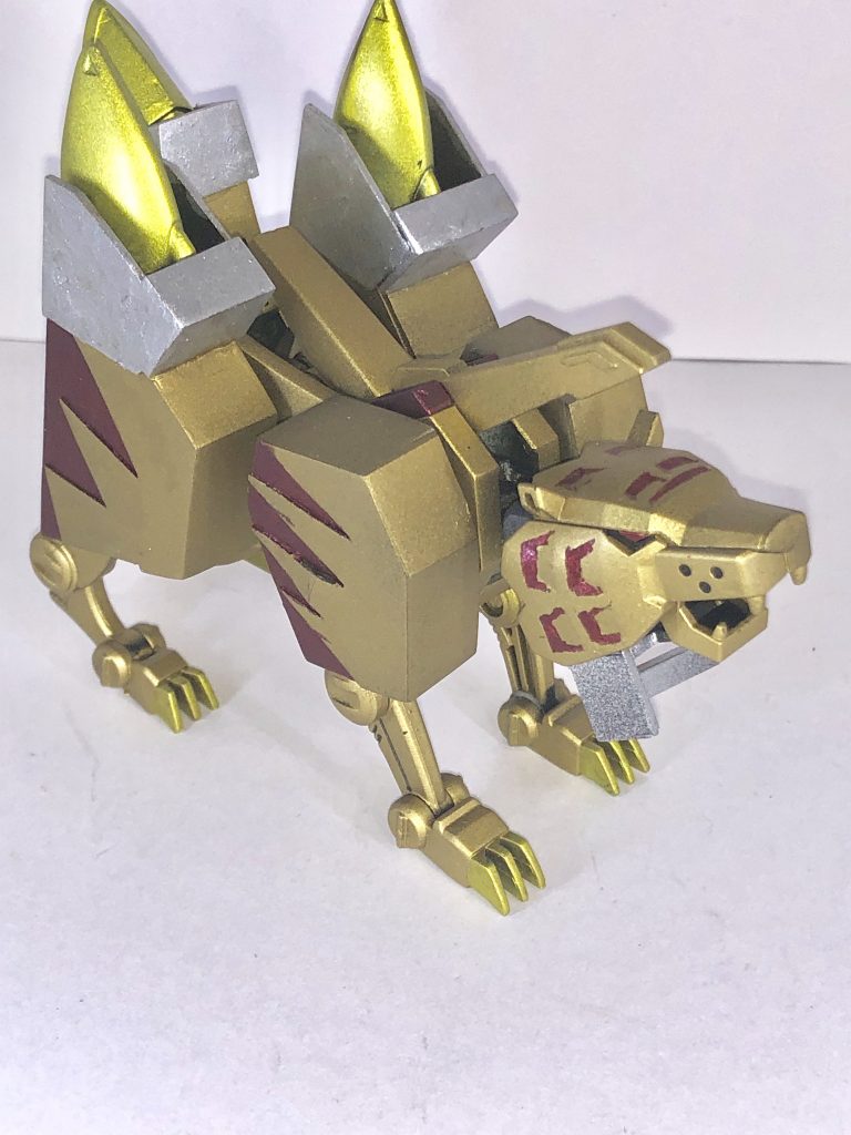 王獣『ダイロウガー』
王獣『ダイタイガー』
それぞれ足と両肩に変形します。
獣形態時のプロポーションの事も考えて作った結果、合体時足がだいぶ太くなりました。カラーリングは左右非対称の方が合体ロボっぽいかなと思い金と銀にしました。