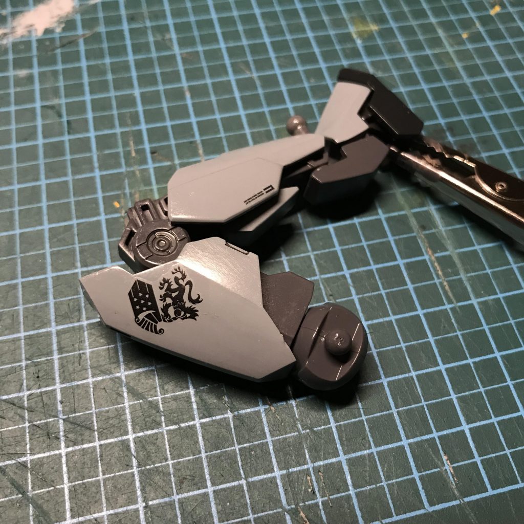 デカールはガンダムデカールや、その他いろいろ使っています。