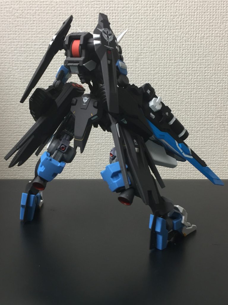 後ろから、機動力重視の機体ということで推進器が多数搭載されています。