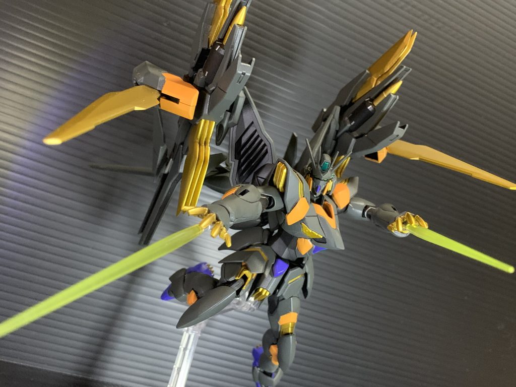 ## デスペルブレイド
デスペルキャノン側面のデスペルブレイドは可動式、使用時は砲身根元で回転し邪魔にならない向きへ。
写真撮り忘れましたが有線にて射出もできます。
執念深い彼は前回敗北したダブルバレットを強く意識し、「XラウンダーじゃないアイツができてXラウンダーのオレができないわけがねェ!!」みたいな感じで四刀流も装備。だけど接近戦でのトラウマが増え続けた結果密着せずに使える射出式で採用。
と設定にカッコつけて作り手の事情としては「クロノスキャノンのスラスターが前後に着いてんの何でさ?」ってなったので「回転しても良いためじゃね?」となった結果。
執念→ダブルバレットはクロノスの時点でキャノンにサーベル機能あったら一緒だと感じていたから。
実体剣と射出式はダブルブレイドから。
長々と失礼しました!