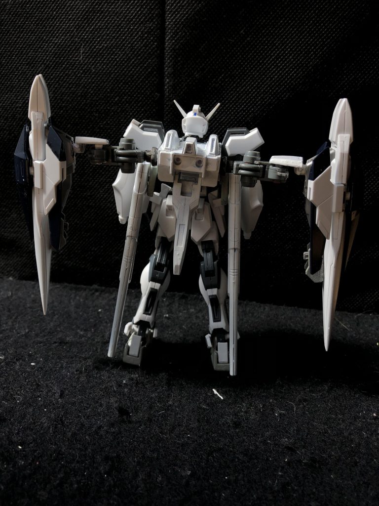 背面。ダブルオーライザーのシルエットに近づいてしまいましたね。