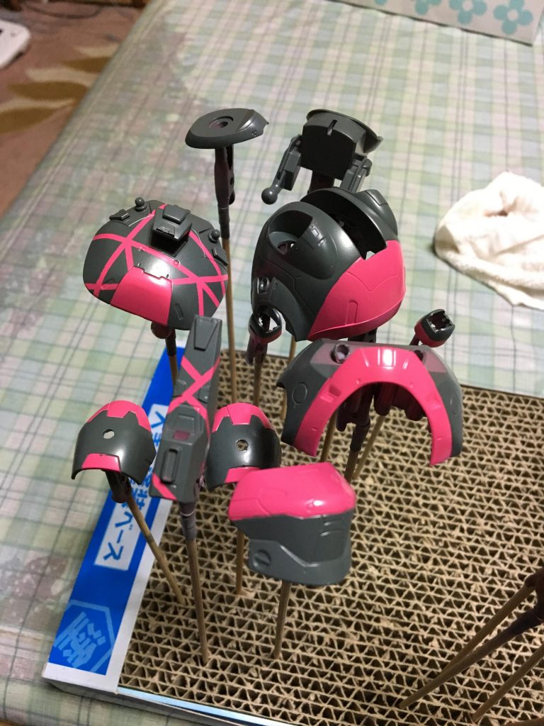 ウェザリングとウォッシングをかなり激しくする予定だったので本体色のピンクはかなり明るめに調色したものを使いました。