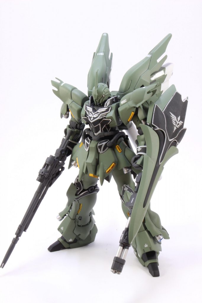 盾と胴体の黒の塗装の時、塗料がかなり濃くなってしまったっていうのもありますが、そもそも盾と胴体のエングレービング拭き取りが難しすぎる!!!笑
カメラ撮るの難しい!!
そしてデカール剥がれすぎorz