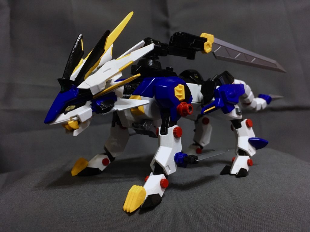 目になる部分は、ネイル用のラメパーツを使いました。見る角度によって表情が変わっていいね♪ 脚部に丸いディテールパーツを使ってゾイド特有のゼンマイ的パーツを再現。