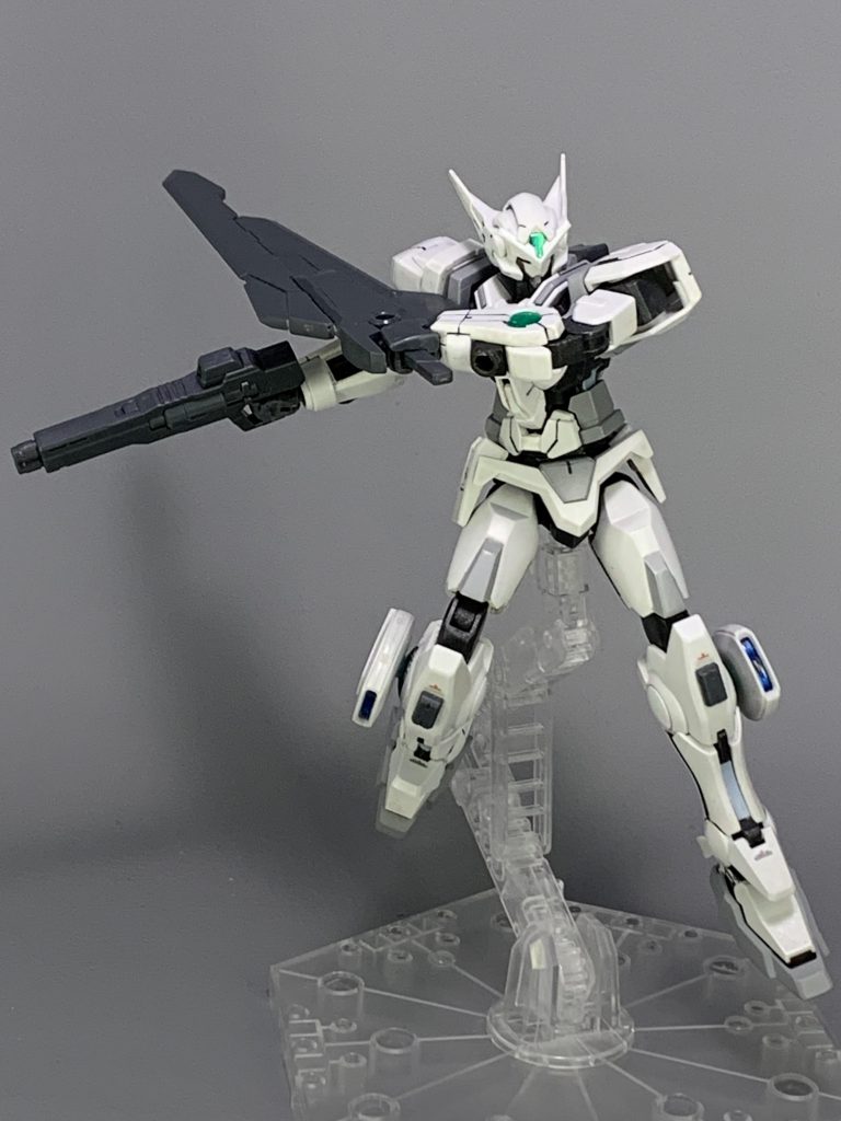 ガンダムアストレアRF2号機
形式番号:GNY-001RF-2/B
通称:アストレアRFB、アストレアB、ベースアストレア など

概要
 換装式汎用MSであるアストレアRFの2号機。機体各所にハードポイントを持ち、様々な武装を装備できるように設計されている。
 本機は装備開発及び運用試験のための機体であり、機体性能や操作性にクセがないのが特徴で、あらゆる武装、パイロットに親和性を見せる。そのため、装備や操縦者によって格闘機にも砲撃機にもなり得る可能性を持つ。
 しかし裏を返せば、特長が無いとも言え、いい意味でも悪い意味でも凡庸な機体である。また、動力が粒子タンクなため、稼働時間に限界がある。これについては、両ひざ横に粒子タンクを兼ねたスラスターを装備することで、ある程度解消されている。
 本機で得られたデータを元に、新装備や新たなアストレアRFが開発されている。

備考
 元々、装備を作るときに、他のアストレアを汚すのが嫌で複製したものだったのですが、長い間使っているうちに愛着が湧いて、今に至ります（笑）
 色は実はサフそのままです。このアストレアから、他のアストレアに変化するイメージなので、どの機体もこれとどこか共通点を持たせるようにしています。
