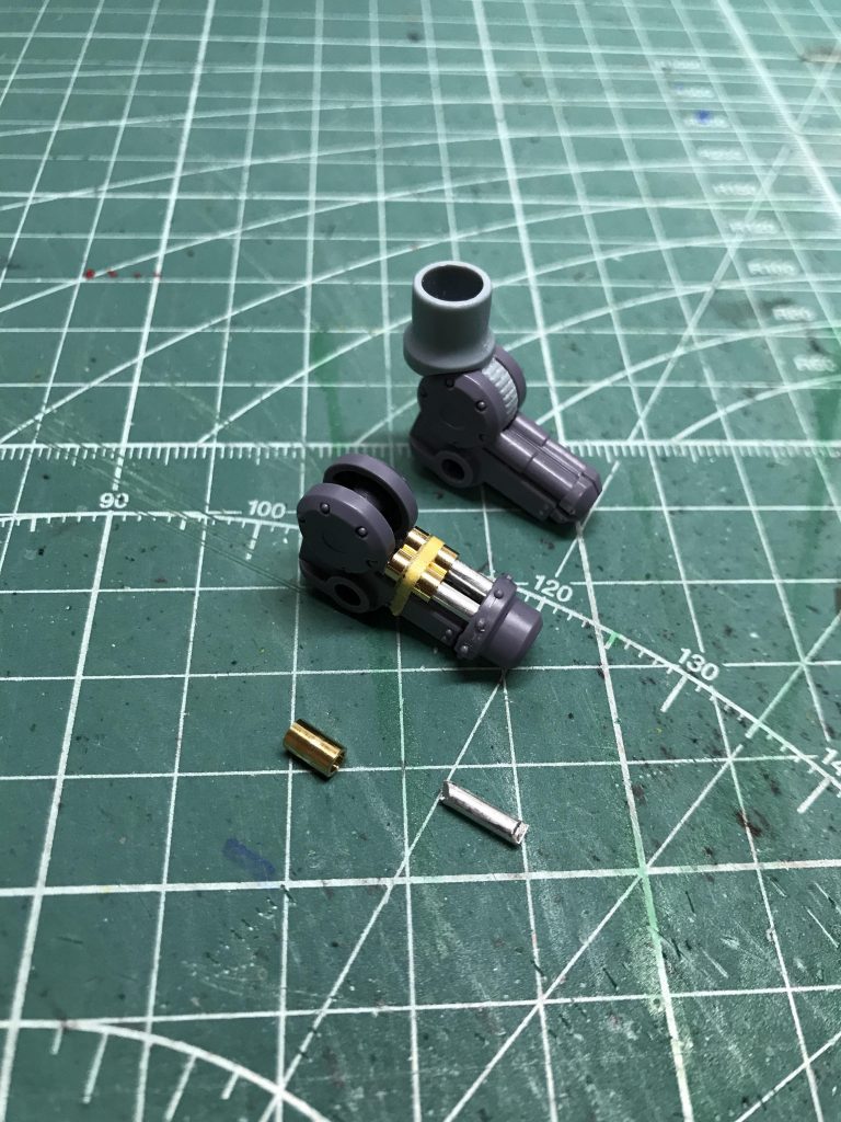 腕のシリンダーはミニ四駒パーツのアルミパイプとアルミ棒です。