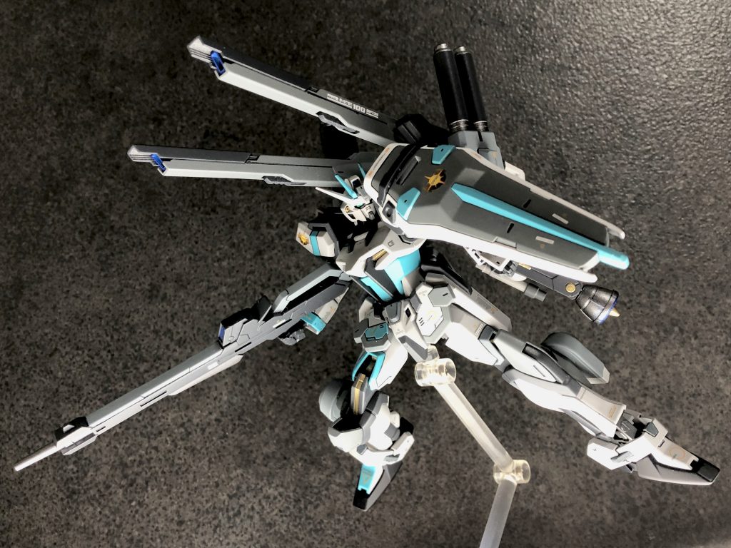 ・ヴェクセルンストライカー 後方支援型の試作汎用ストライカーパック。 後方支援型となっているが、実際にはストライカーパックに装備できる武装は複数あり、2連装ビームガン・プラズマビーム砲・ガトリング砲・対艦刀・索敵用大型レドームなどミッションごとに一定数を選定できる。(のちにマルチプルタクティクスシステムと命名される。) また多重武装による機動性の低下を防ぐために、メインスラスターが1基、サブバーニアが2基、自在可動式バーニアが2基が搭載されている。(そもそもストライカーパックはMS用の換装型パーツを、高機動戦闘・対艦攻撃・近接戦・砲撃戦など特定の状況に合わせて装備する事で、どの様な用途・状況に対しても能力の高い機体として臨む事を可能とするシステムであり、ストライカーパックのコンセプトとは全く逆のものなっている。)・試製72式2型 78mm高エネルギービームライフル ストライクの57mm高エネルギービームライフルとバスターの94mm高エネルギー収束火線ライフルの技術を統合した試作武装。サイズこそ大きいものの、ロングライフルといえば納得する程の射程と高威力を誇る。小型化したユーディキウム・ビームライフルといって差し支えないだろう。