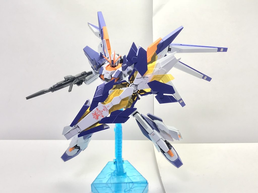 Hi-ナラティブガンダム。本機の虎の子の形態とでもいうべき最終決戦仕様であり、表向きには全廃されたとされているサイコフレームだが、コア・ファイターに内蔵された物は撤去されなかったため、極秘裏に残されていたサイコミュ・システムと併せて、フィン・ファンネルの運用を可能としているが、サブシートに同乗する少女が自らの能力に懐疑的であったため、その補助目的でサイコフレームを増やすべく、アームド・アーマーDEを装備している。