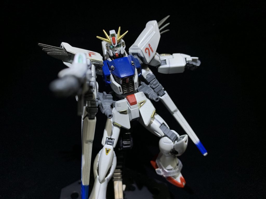 ビームライフル構え元々はスプレーで全塗装していました。いったんグレーを吹いてからグランプリホワイトを吹き、最後にホワイトパールを吹いてテカテカにしています。