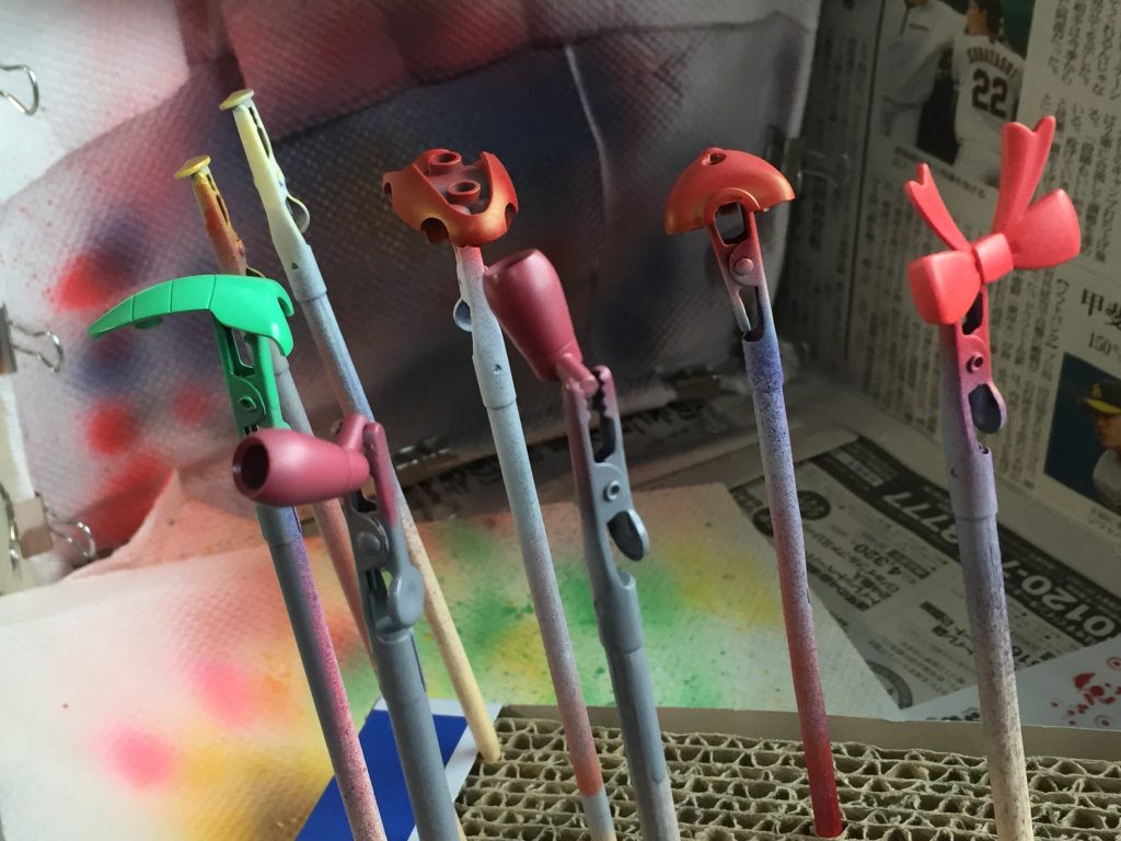 白・黒→100円スプレー
他の色→マーカーエアブラシ