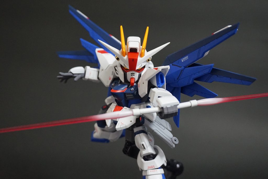 ビームサーベルはHGのモノに置き換えて、グラデーション塗装しています。