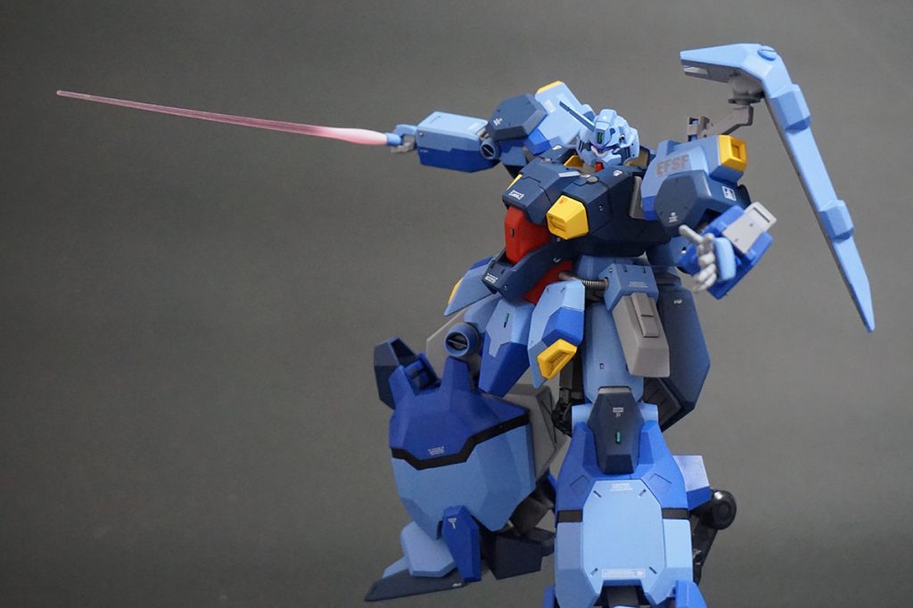 ビームサーベルを構えて