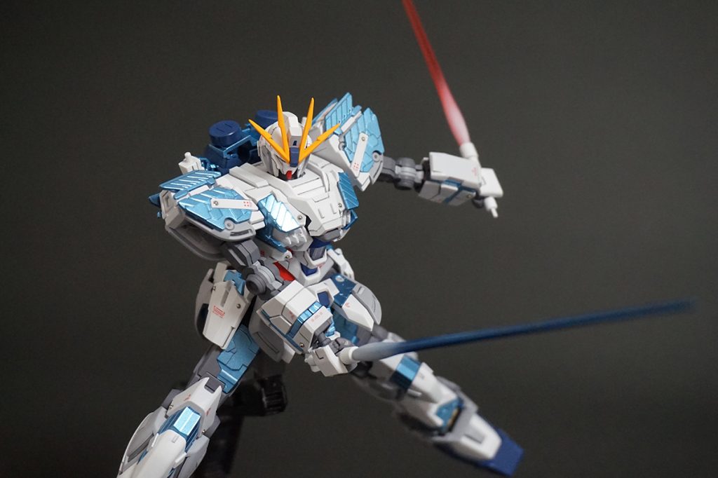 ビームサーベルは1本はメタルブルーにホワイトでグラデーション塗装、もう1本は通常状態にホワイトにてグラデーション塗装して見た目を変えています。