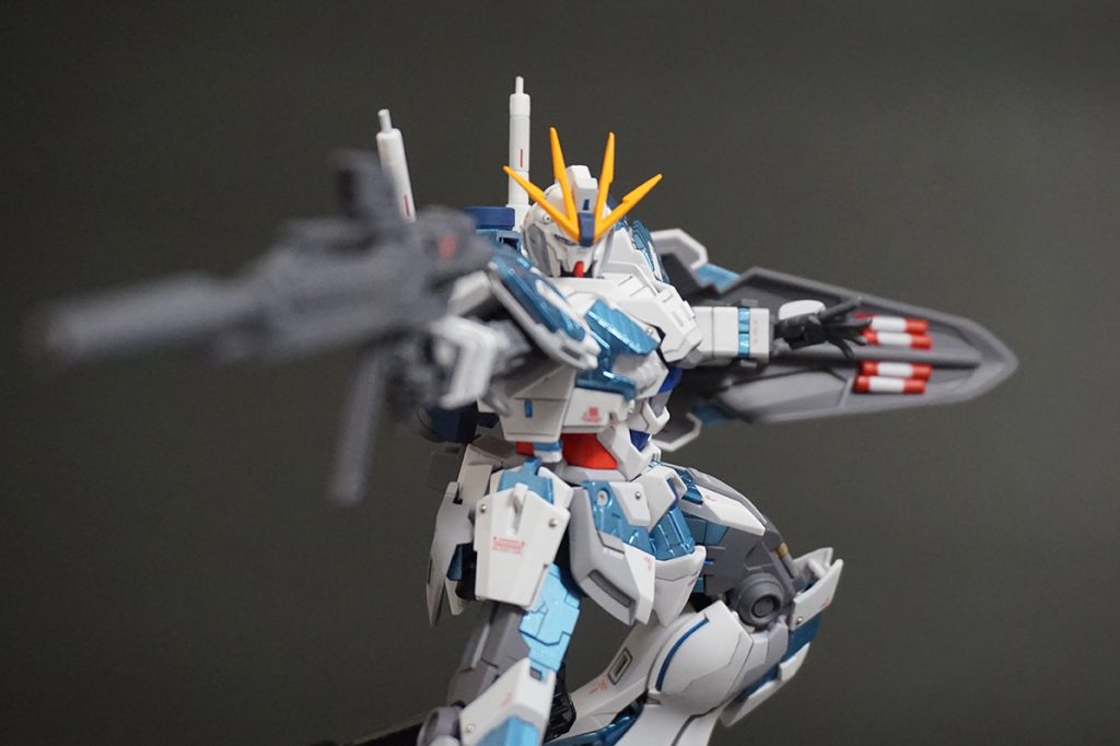 ビールライフルを構えて