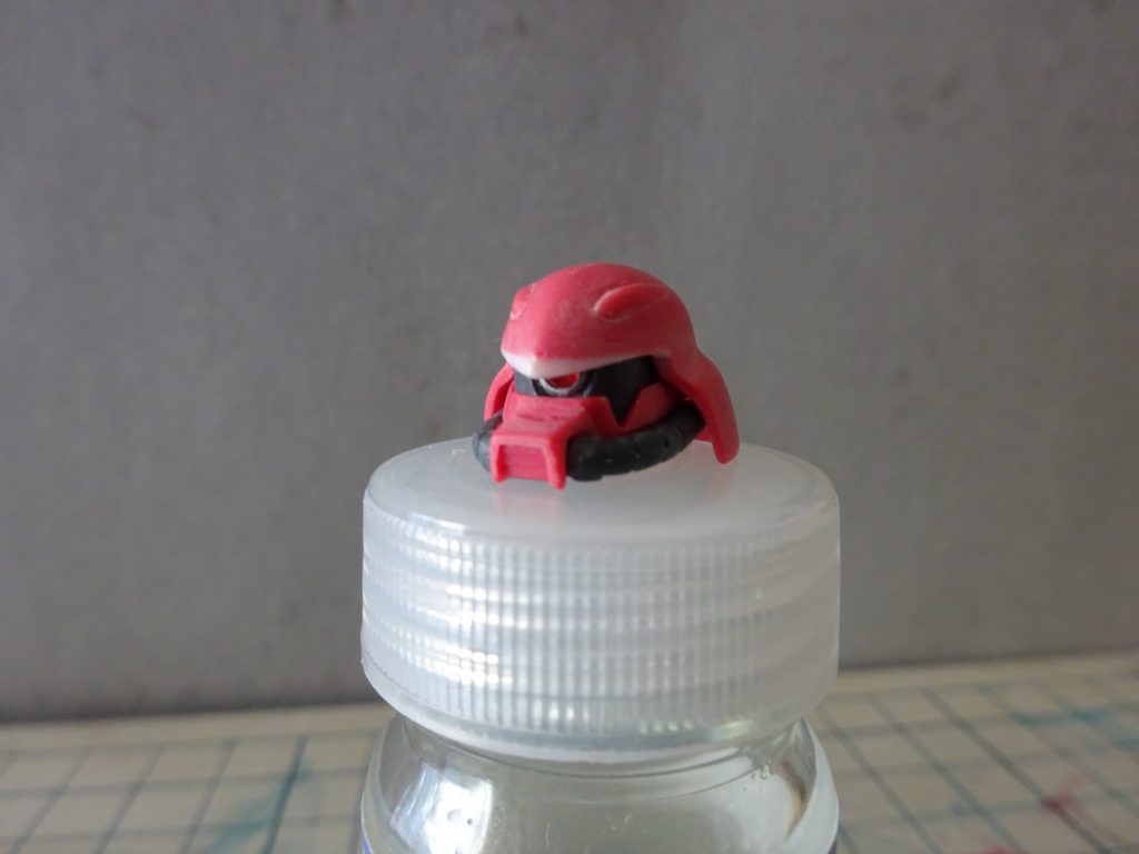 プラバンで延長し、モノアイは丸モールドに100均のガラスビーズを埋め込みました。