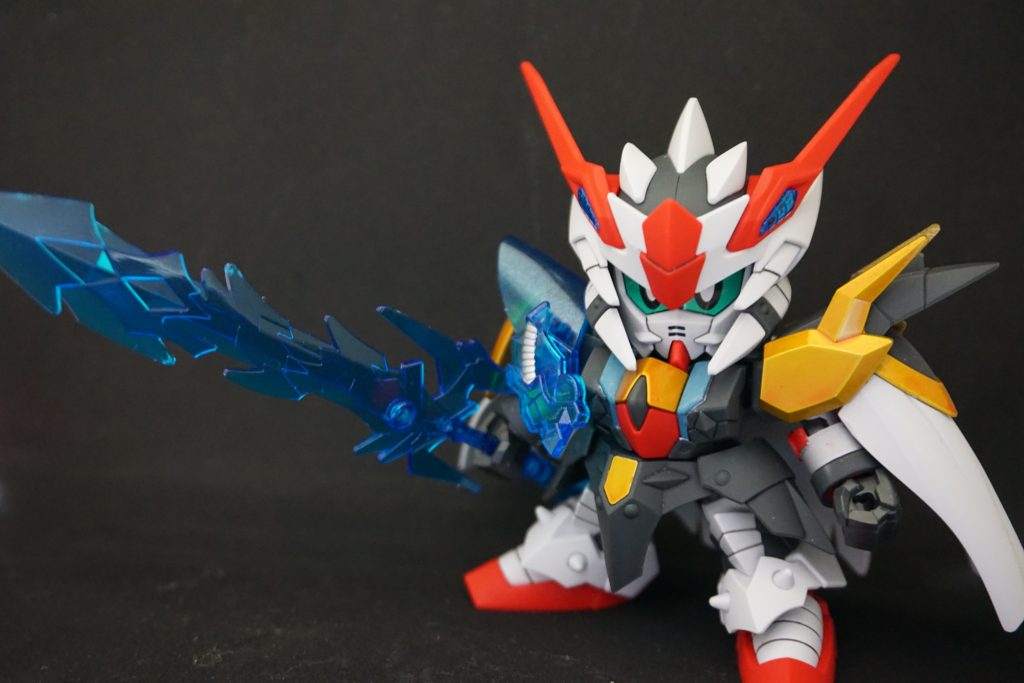 魔竜剣士Ver.II
シルバーが入った肩当とブルーの入った胸当てに換装。ヘッドパーツは角がより鋭く変わったようです。
ガシガシ動かしてあげたいのですが、色々干渉して思うように動かないのがSDの悲しいところ…。でもかわいい!