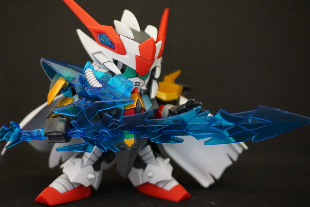 平手も付属してます。
金色部分、右肩のシルバーは塗装済み。クリアパーツにはパールを少し吹いてみました。
素体を入れれば三形態に換装できるので、満足度は高めです。
ただシールと無塗装箇所が目立つので、ある程度塗装してあげるとお気に入りの一体になるかと思います!