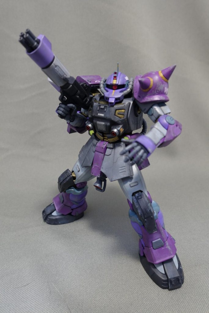 ４連マシンガンと一枚目のゲルググライフル。
本機は開発時、新技術の積極的採用による高機動化とビームライフルのドライブを可能とする高出力ジェネレーター搭載がテーマでした。という設定。
オリジナルのビームライフルも検討されましたが、同時期開発のゲルググのものがそのまま流用された。

いろいろ武装は作ってみましたが、大型ヒートホークの刃部表現が納得いかず今回はオミット。また挑戦します。