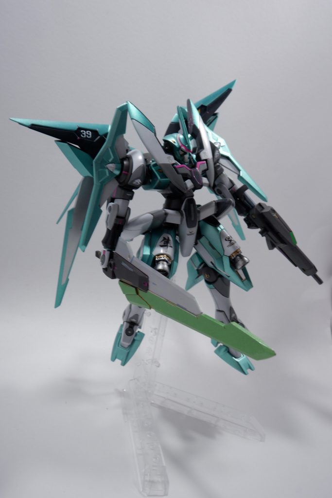 装備は24thセンチュリーウェポンから適当に持ってきました。(もうネギにしか見えない)
塗装は
白:飛雲ホワイト
緑:常盤グリーン
ピンク:はやてピンク
フレーム部分:グラファイトブラック(クレオス40周年記念のアレ)
グレー:MSファントムグレー とか ニュートラルグレー