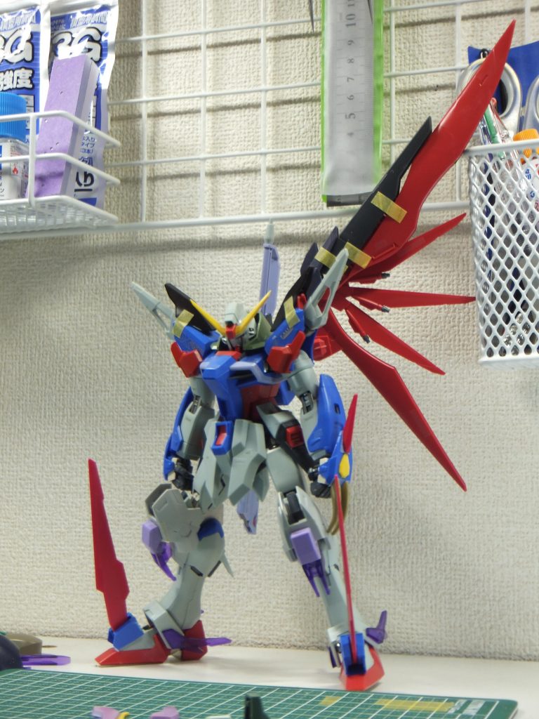 ミキシング初期案
この姿になるのは結構早かったです
元キットは、MGのデスティニーガンダムです。(モデラ―仲間の方にいただきました。感謝!!!)
足先に大きな武装を付けるとバランス悪くなるかな…と思いましたが、うまくまとめられました(∩´∀`)∩