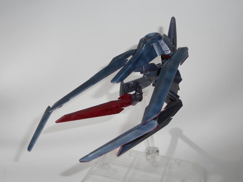 ノーネイムといったらこれ
ノーネイムライフル（？）、ノーネイムユニット（？）はオリジナルの形にしました。
別キットは使わずに切って接着して埋めただけですが、なかなかオリジナル感強くなっているのではないでしょうか。
また裏塗りは赤で色分けしています。