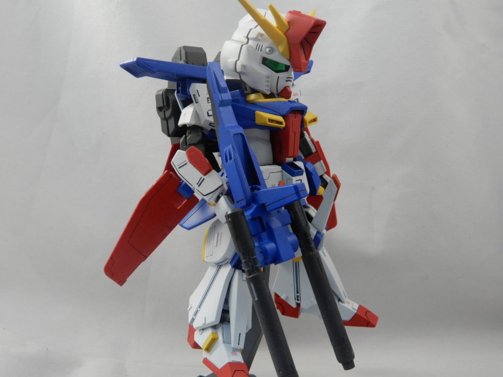 関節をいじって稼働範囲増やしたんですが、バックパックと肩が干渉してあまりポーズが取れません