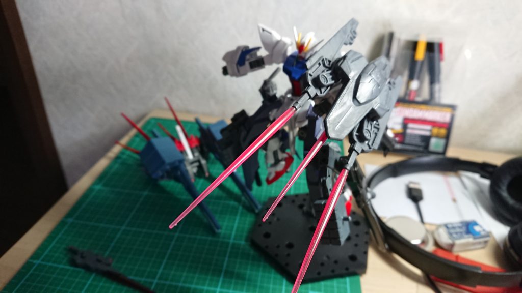 大型機動防盾「トライデント」戦闘にあわせ変化するシールド。ビームサーベル×3が展開可能。