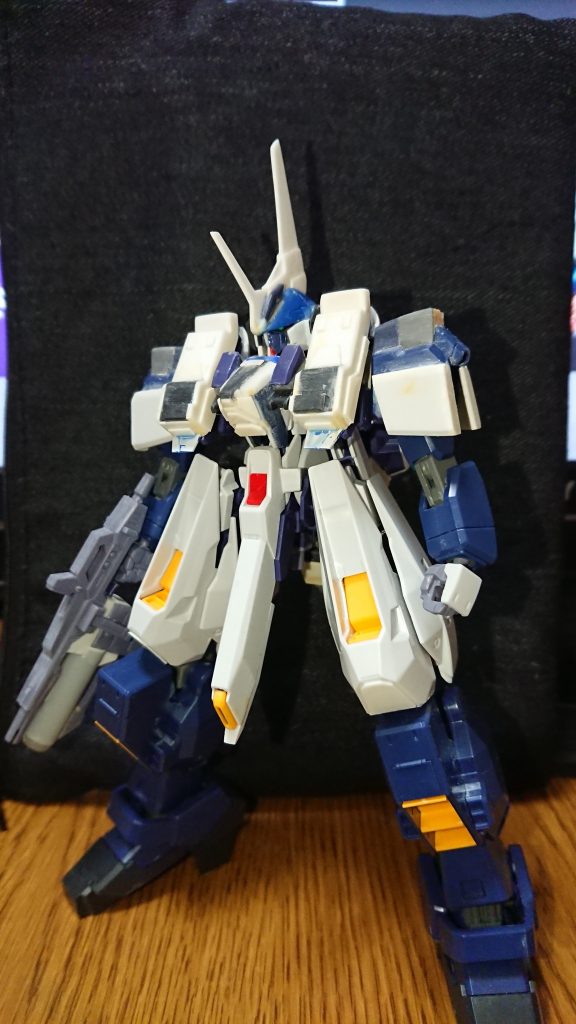 頭部をガンダムタイプにして胸部を自分なりに作りました