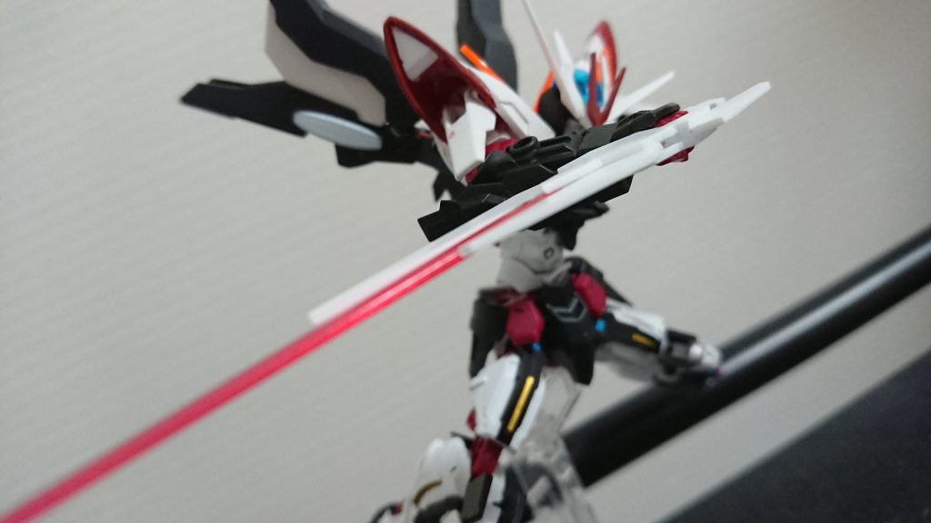 ヘラクレスからは刃を展開してビーム刃を出すことができます。