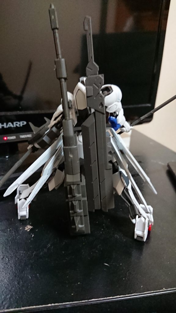 背後から。
余ってたアスタロトリナシメントの武器とバルバトス第6形態のメイスです。