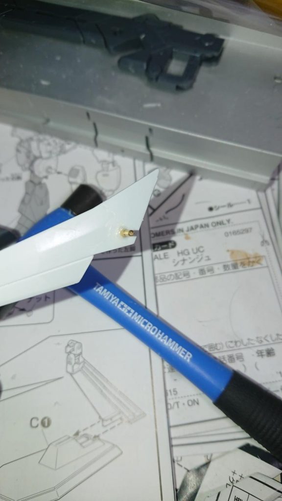 制作途中
フライルーの余剰パーツを羽を真鍮線を使って付けています。